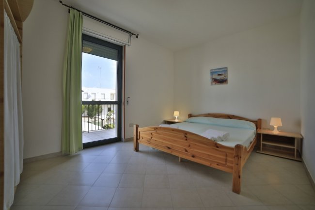 Camera da letto con letto matrimoniale e lampade.
