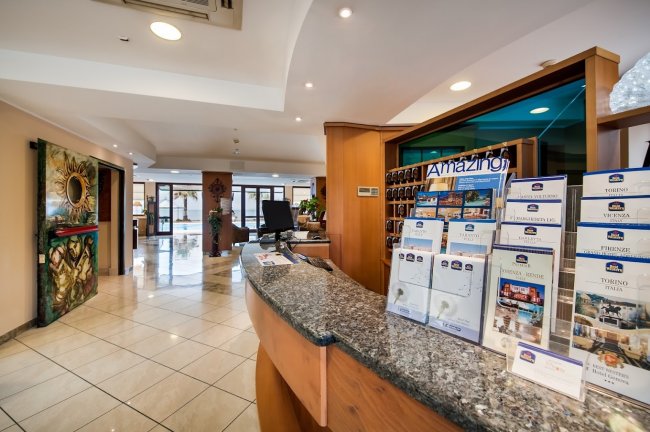 Reception dell'hotel con brochure sul bancone.