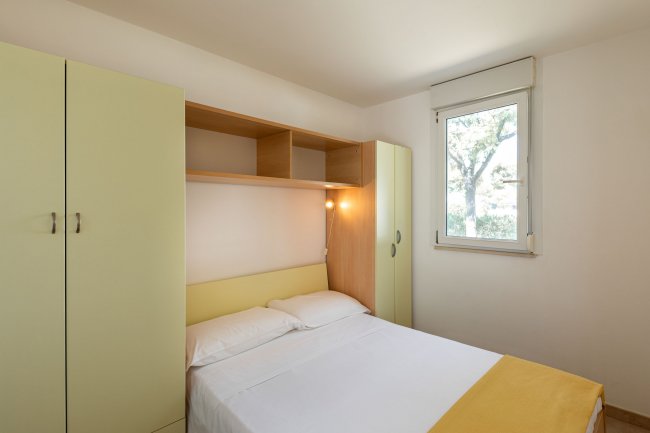 Camera con letto matrimoniale e armadi.