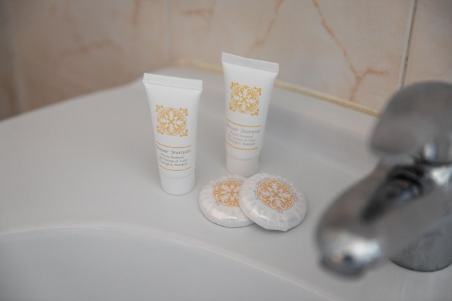 Prodotti da bagno su un lavandino.