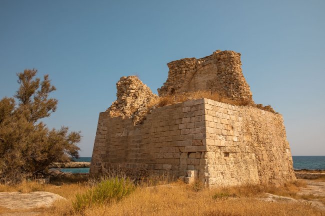 Rovine di un'antica torre vicino al mare.