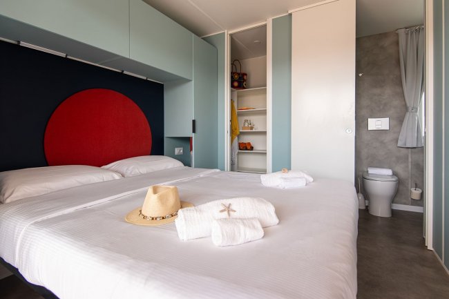 Camera con letto matrimoniale, vista bagno.