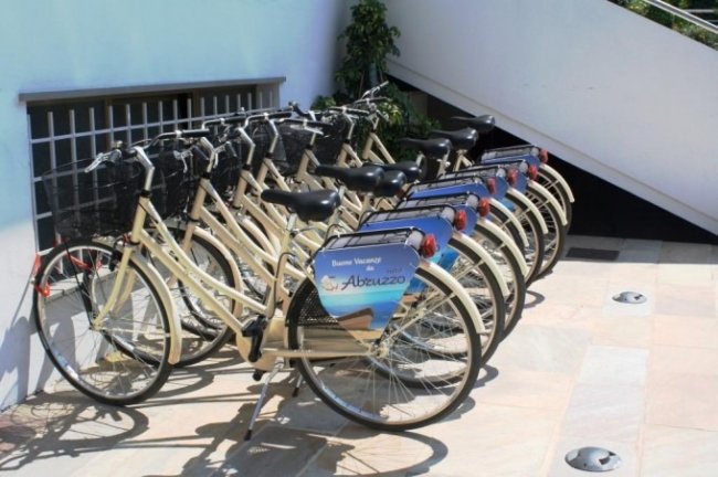 Biciclette allineate con cartelli pubblicitari.