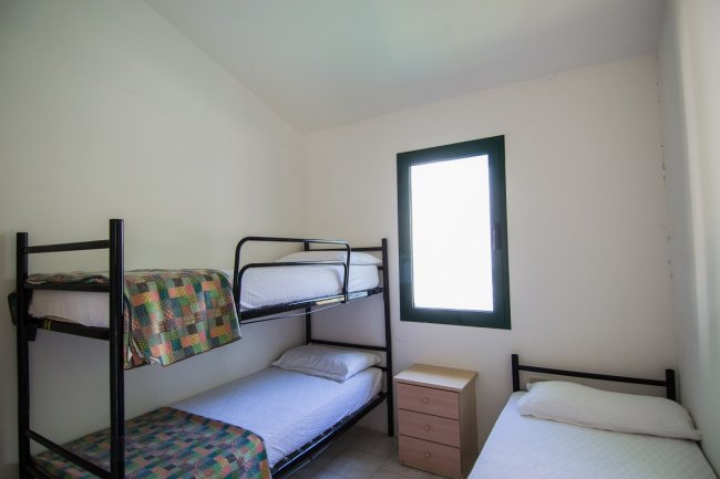 Camera con letti a castello e finestra.