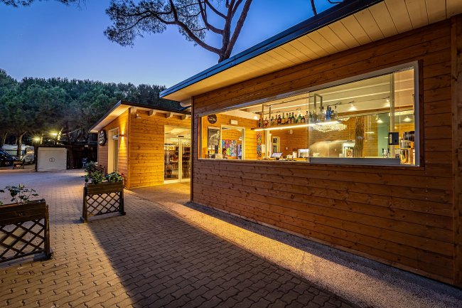 Edificio di legno illuminato la sera.