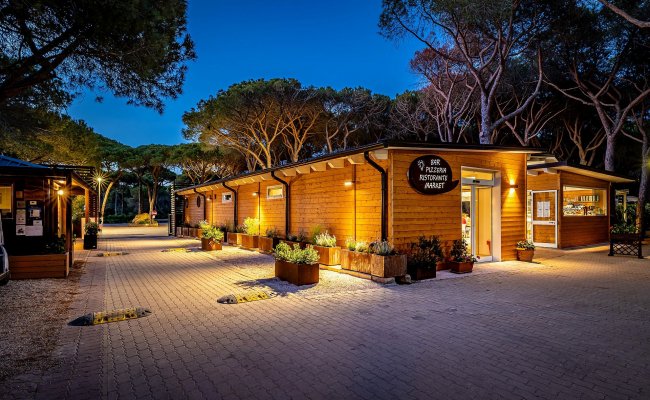 Struttura di legno con insegna Bar, Pizzeria, Ristorante, Market.
