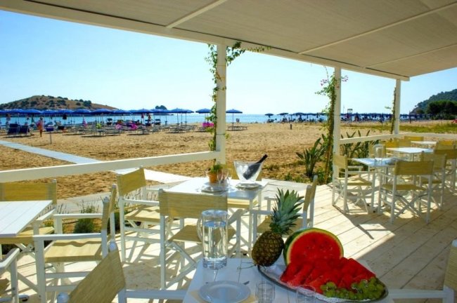 Taverna sulla spiaggia con vista mare e frutta fresca.