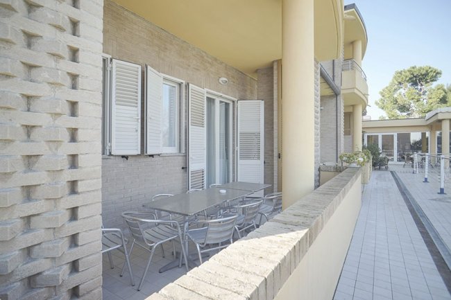 Terrazza esterna con tavolo e sedie.