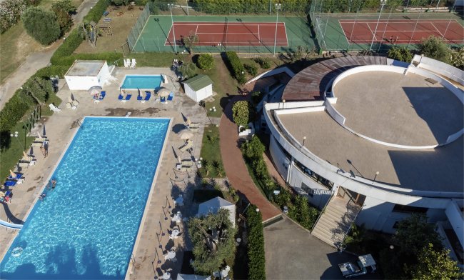 Vista dall'alto di piscina e campi da tennis.