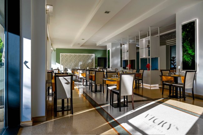 Sala da pranzo elegante con sedie imbottite.