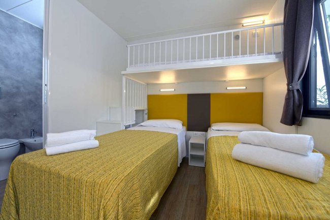 Camera con due letti singoli e bagno annesso.