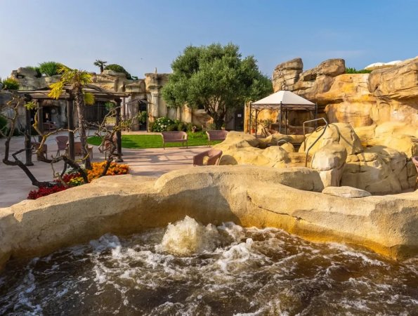 Una piscina con acqua gorgogliante e piante.
