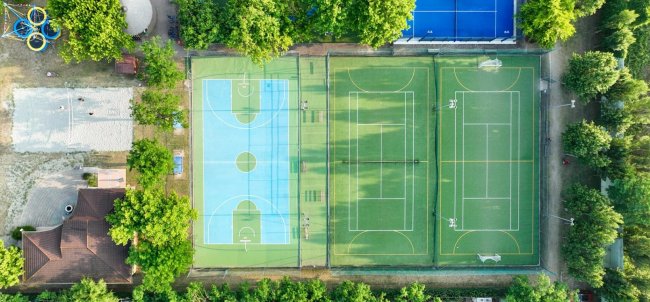 Vista dall'alto di campi sportivi all'aperto.