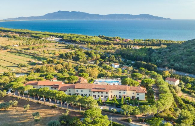 Resort circondato da alberi e vista mare.