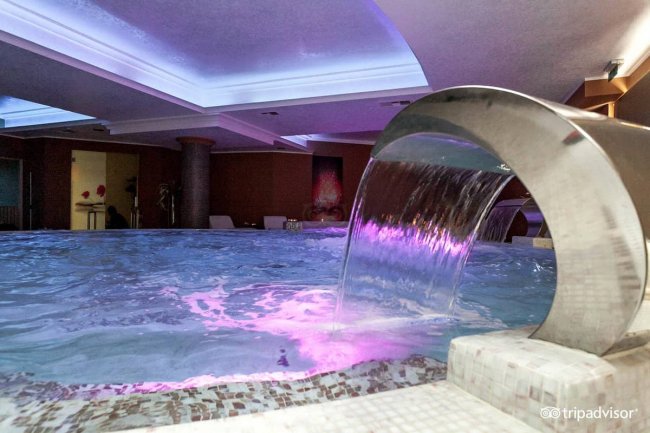 Spa con getto d'acqua e illuminazione soffusa.