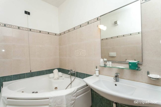 Bagno con vasca idromassaggio e lavandino.