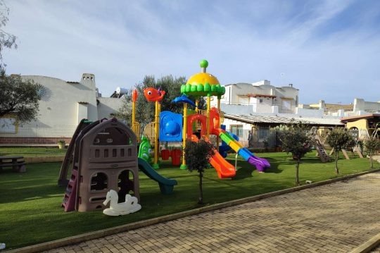 Parco giochi con strutture colorate.