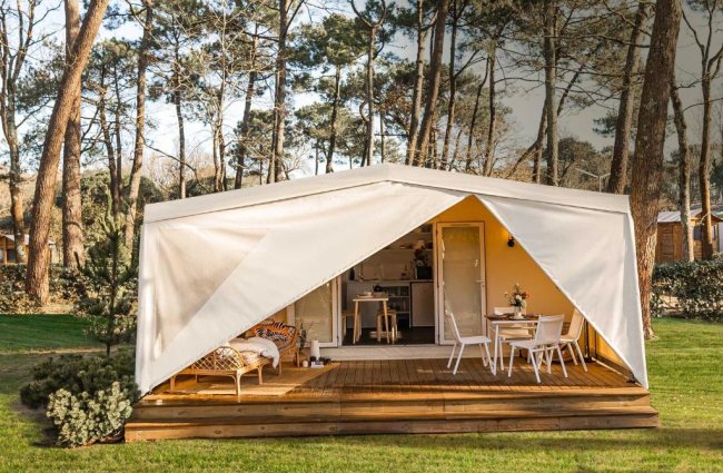 Tenda glamping con veranda in legno.