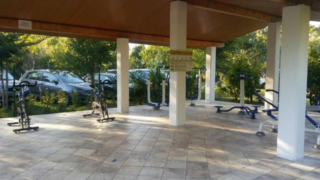 Area fitness all'aperto con attrezzi.