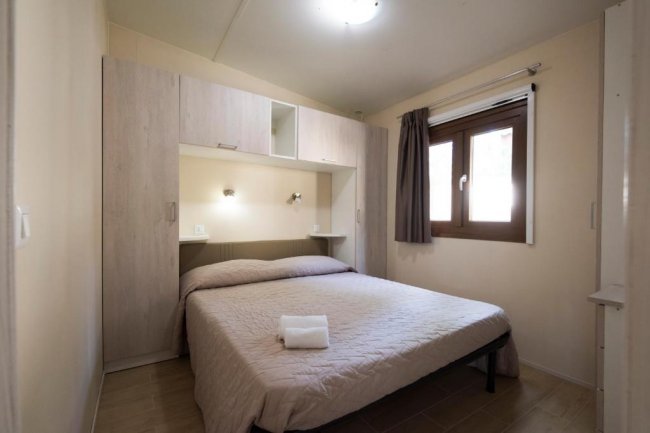 Camera da letto con armadio a ponte e finestra.