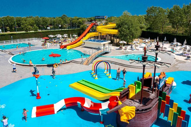 Parco acquatico con scivoli colorati.